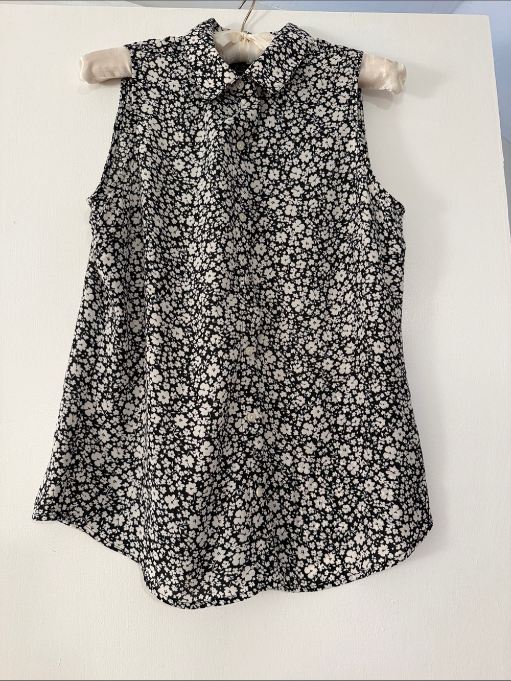 Banana Republic Navy & White Sleeveless Floral Collared Blouse